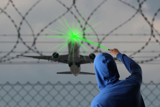 Ilustrasi sinar laser yang ditembakkan ke pesawat Foto: Shutter Stock