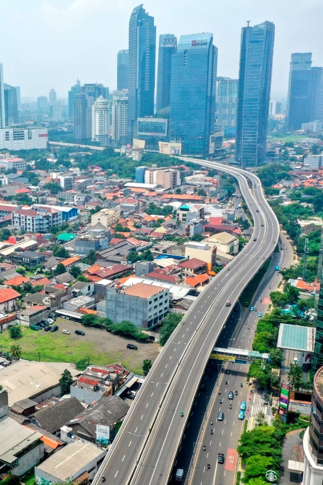 Foto aerial kendaraan melintas di kawasan Semanggi, Jakarta, Jumat (27/3/2020). Foto: ANTARA FOTO/Galih Pradipta