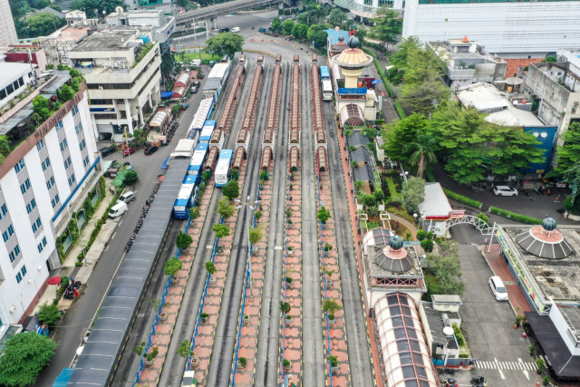 Foto aerial suasana di Terminal Blok M, Jakarta, yang terlihat sepi, Jumat (27/3/2020). Foto: ANTARA FOTO/Galih Pradipta