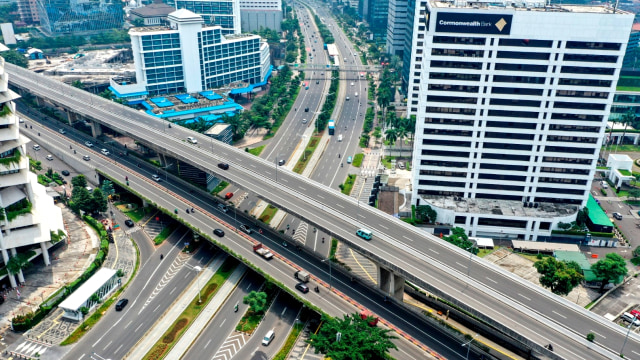 Foto aerial suasana jalanan di kawasan Semanggi, Jakarta, Jumat (27/3/2020). Foto: ANTARA FOTO/Galih Pradipta