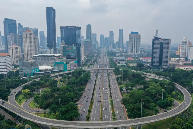 Foto aerial suasana jalanan di kawasan Semanggi, Jakarta, Jumat (27/3/2020). Foto: ANTARA FOTO/Galih Pradipta