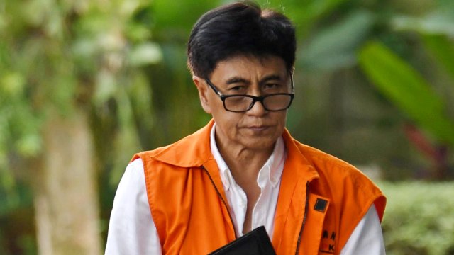 Tersangka Direktur Utama PT CMI Teknologi (CMIT) Rahardjo Pratjihno (kanan) berjalan sebelum diperiksa di Gedung KPK, Jakarta, Selasa (10/3/2020). Foto: ANTARA FOTO/Aditya Pradana Putra