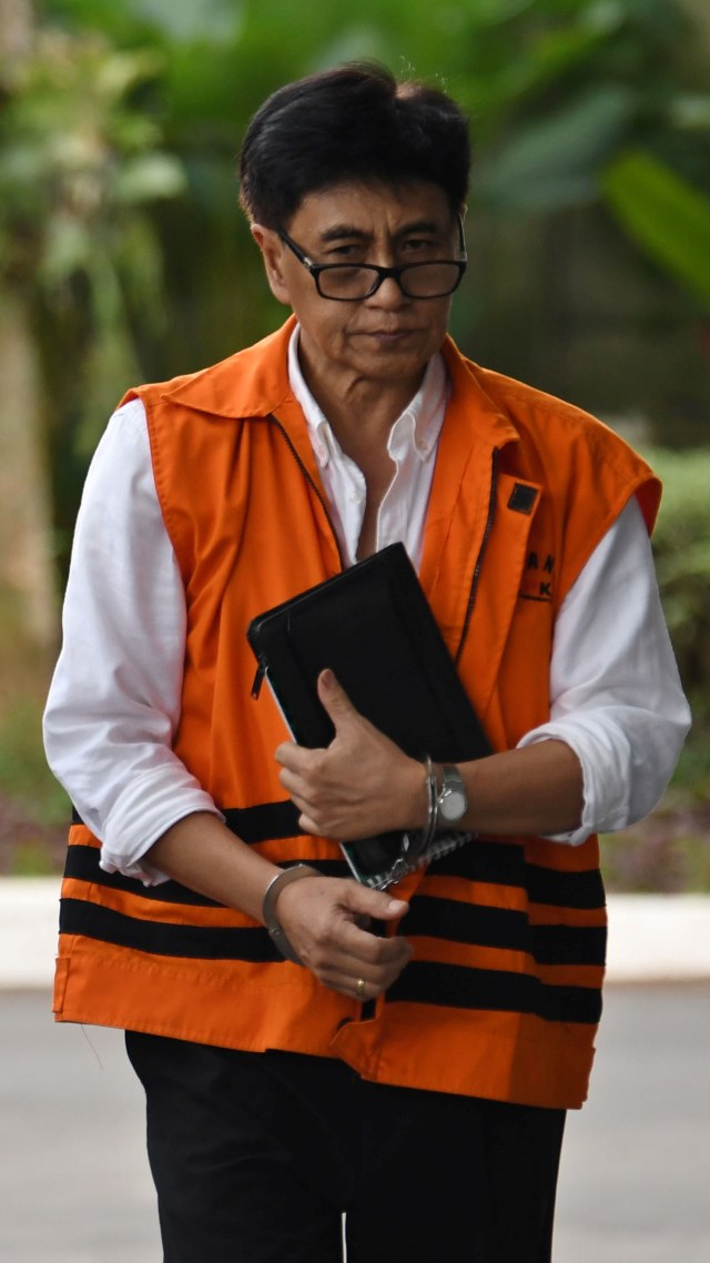 Tersangka Direktur Utama PT CMI Teknologi (CMIT) Rahardjo Pratjihno (kanan) berjalan sebelum diperiksa di Gedung KPK, Jakarta, Selasa (10/3/2020). Foto: ANTARA FOTO/Aditya Pradana Putra