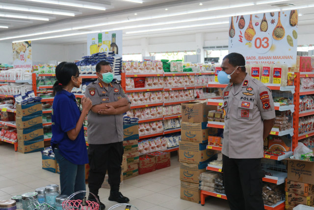 Wakapolda NTT Brigjen Pol Drs. Johni Asadoma didampingi Dirsamapata Polda NTT, Kombes P Djoni M. Siahaan, melakukan peninjauan di sejumlah supermarket di Kota Kupang, Jumat (27/3/2020). 