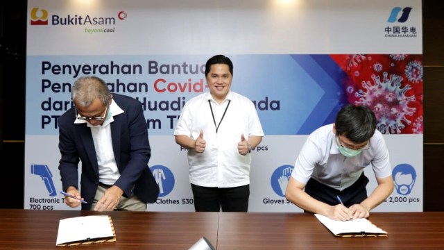 Menteri BUMN Erick Thohir dan Direktur Utama PT Bukit Asam Tbk (Persero) Arviyan Arifin menerima bantuan alat-alat medis dari China Huadian. Foto: Dok. Kementerian BUMN