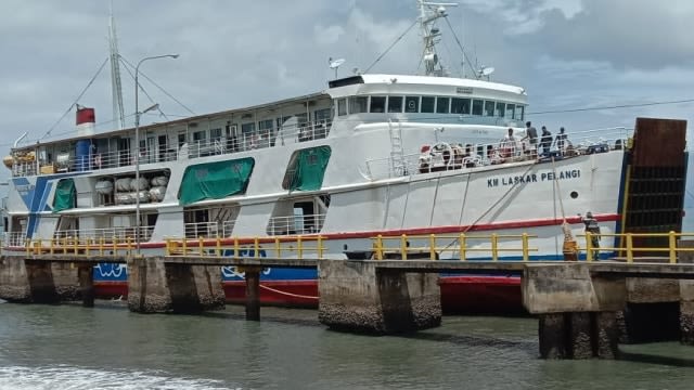 KM Laskar Pelangi yang melayani rute Mamuju-Balikpapan bersandar di Pelabuhan Feri Simboro, Mamuju. Foto: Awal Dion/sulbarkini