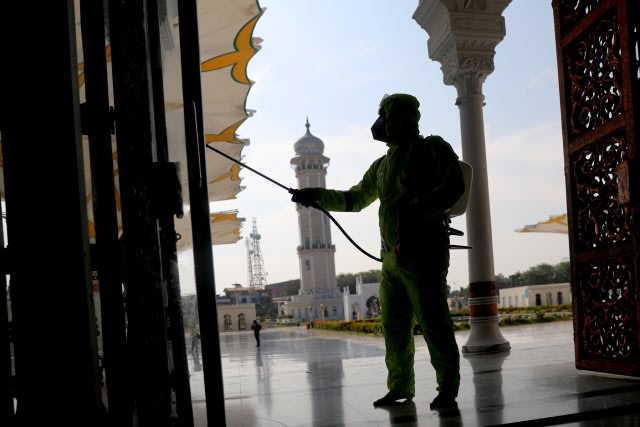 Ilustrasi penyemprotan cairan disinfektan di Masjid Raya Baiturrahman, Banda Aceh, Aceh, pada Jumat (20/3/2020). Foto: Suparta/acehkini 