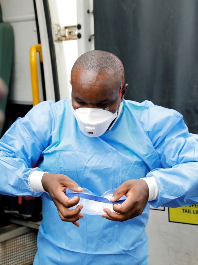 Petugas medis mengenakan perlengkapan pelindung dalam pelatihan mencegah penyebaran virus corona di Kota Thika, dekat Nairobi, Kenya, (20/3). Foto: REUTERS/Baz Ratner