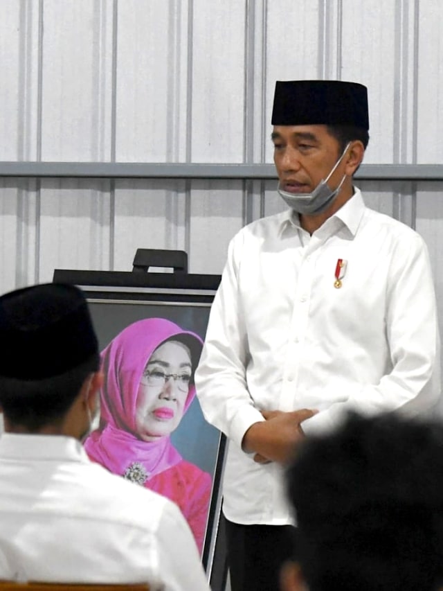 Presiden Joko Widodo, di acara tahlilan ibundanya, Sudjiatmi Notomihardjo, di Surakarta, Jumat (27/3). Foto: Biro Pers Sekretariat Presiden/Rusman