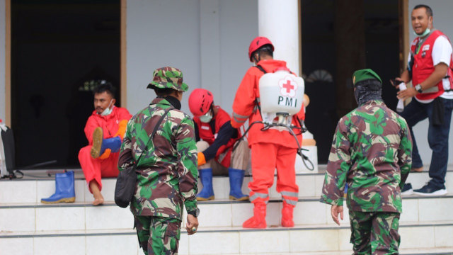 PMI Halbar, Karang Taruna Sirimoi, dan Kodim saat membersihkan masjid dan menyemprot disinfektan. Foto: Istimewa