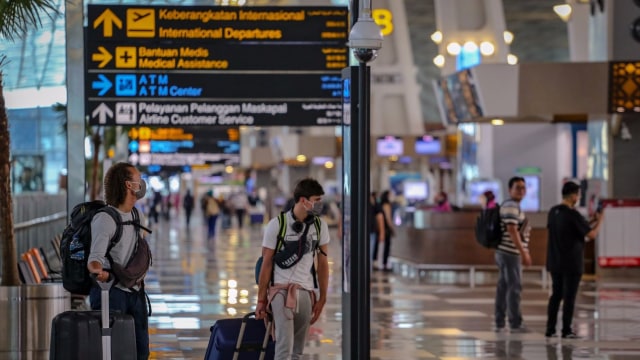 Calon penumpang mengamati jadwal penerbangan di Terminal 3 Bandara Soekarno Hatta, Tangerang, Banten. Foto: ANTARA FOTO/Fauzan
