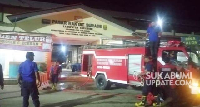 Pasar Surade Kabupaten Sukabumi melakukan penyemprotan cairan disinfektan, Kamis (26/3/2020) malam. | Sumber Foto:RAGIL GILANG
