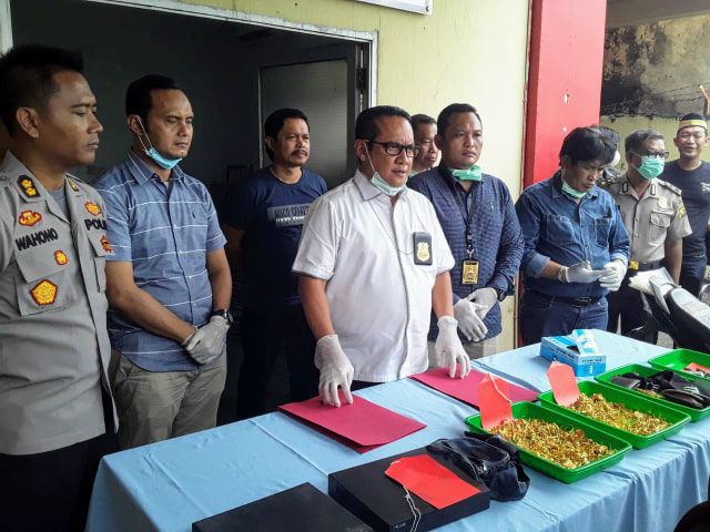 Dirreskrimum Polda Sumsel, Kombes Pol Hisar Siallangan saat menunjukkan barang bukti yang diamankan dari tangan pelaku perampokan. (foto:. dok. istimewa)