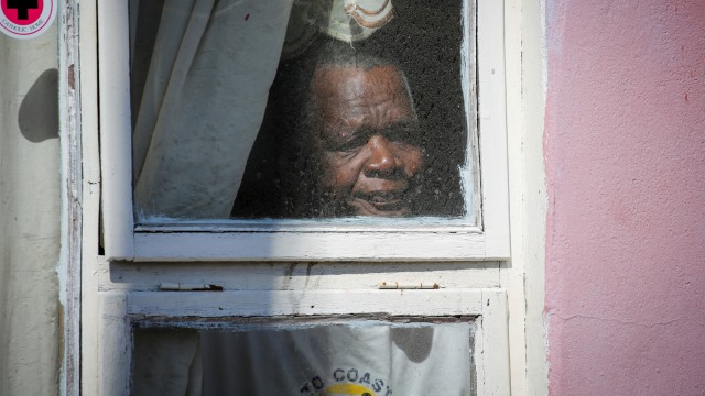 Seorang lelaki tua memandang ke luar jendela selama lockdown di Afrika, Jumat (27/3). Foto: REUTERS/Sumaya Hisham