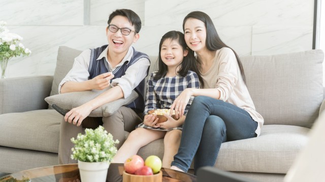 Ilustrasi perempuan menghabiskan waktu bersama keluarga Foto: Dok. shutterstock