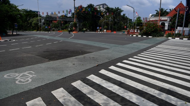 Polisi berjaga di Jalan Darmo yang ditutup, di Surabaya, Jawa Timur Foto: ANTARA FOTO/Zabur Karuru