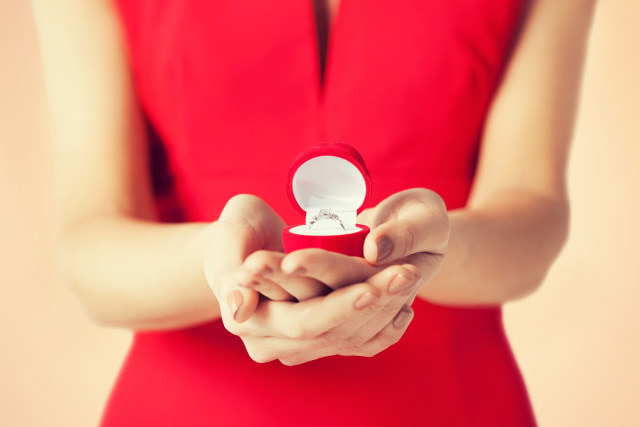 Ilustrasi perempuan melamar pria. Foto: Shutterstock