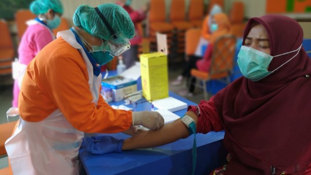 Seorang warga sedang melakuakn rapid test. Foto: Dok. Pemprov DKI Jakarta