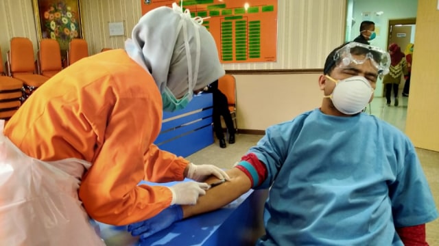 Seorang warga sedang melakuakn rapid test. Foto: Dok. Pemprov DKI Jakarta