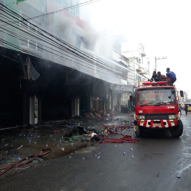 Kebakaran di Irian Supermarket Tanjung Morawa. Foto: Istimewa