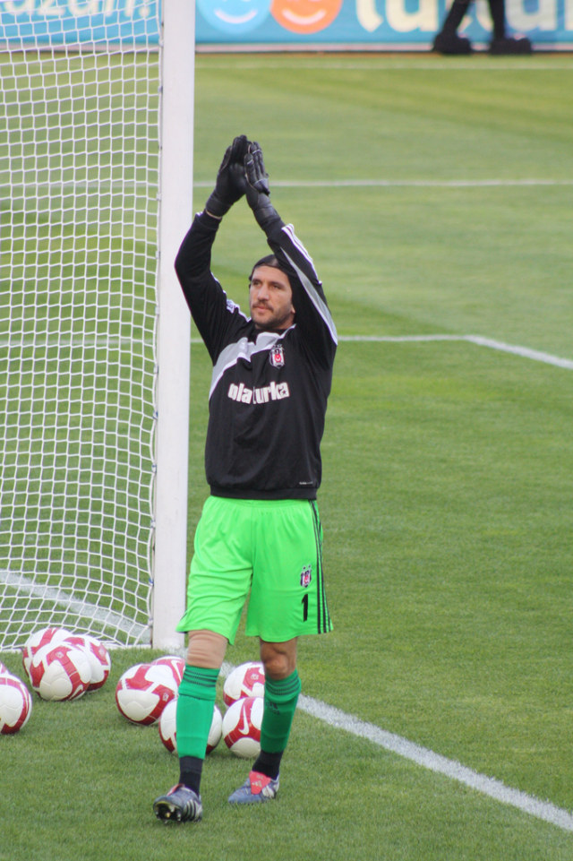 Eks kiper Timnas Turki, Rustu Recber. Foto: Wikimedia Commons