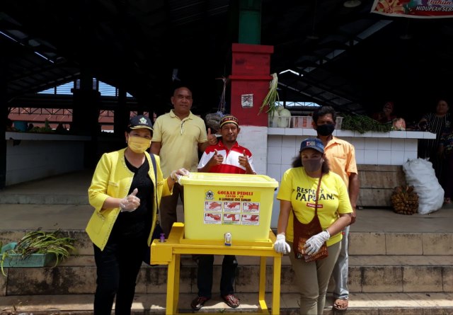 Jaquilina Claudia (kiri)  saat berpose bersama kader Golkar Kaimana didampingi ketua RT Pasar Baru Kaimana (kaos merah), Foto: Istimewa