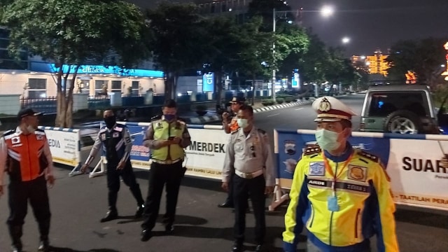 Cegah sebaran Corona, Satlantas Polrestabes Semarang dan Dishub Kota Semarang tutup 5 ruas jalan protokol di tengah Kota Semarang mulai Minggu (29/3) . Foto: Afiati Tsalitsati/kumparan