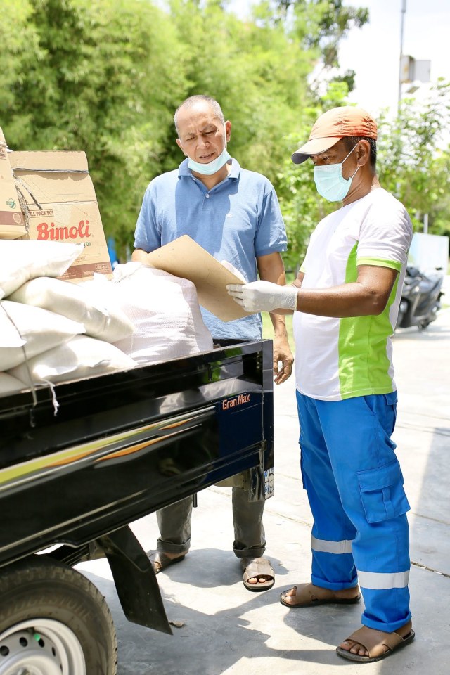 Gampong Lambung menyalurkan sembako untuk warga. Foto: Abdul Hadi/acehkini 