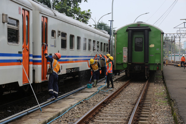 Kereta di PT KAI Daop 1 Jakarta tengah dibersihkan dengan desinfektan Foto: PT KAI