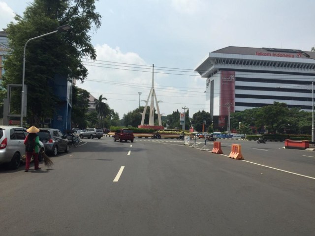 Suasana ruas jalan Protokol Semarang, masih tampak lalu lintas meski lengang.  Foto: Afiati Tsalitsati/Kumparan