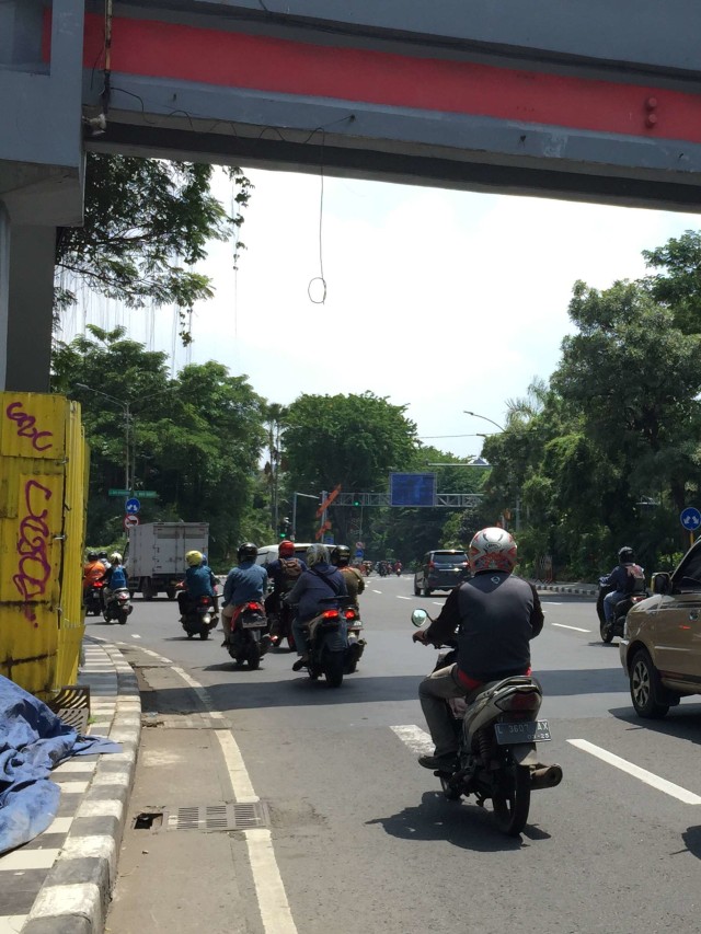 Suasana di ruas Jalan Darmo (depan Kebun Binatang Surabaya). Foto: Yuana Fatwalloh/kumparan