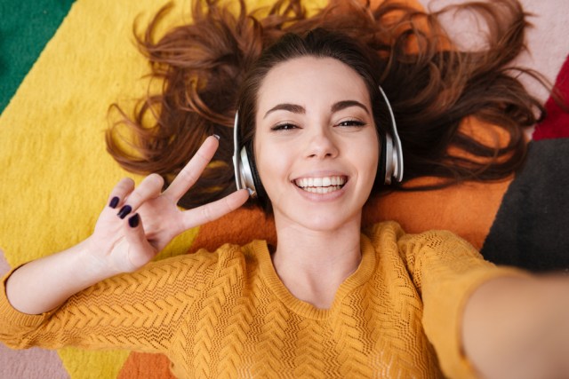 Ilustrasi perempuan tersenyum Foto: Shutterstock