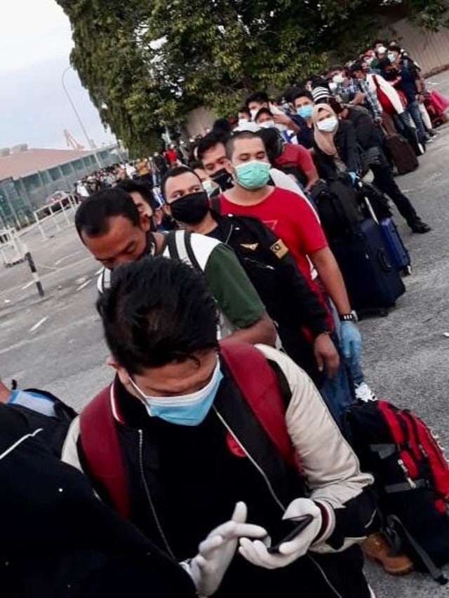 Antrean warga untuk memperoleh tiket kapal di Pelabuhan Pasir Gudang Johor, Malaysia. Foto: Kiriman warga untuk acehkini