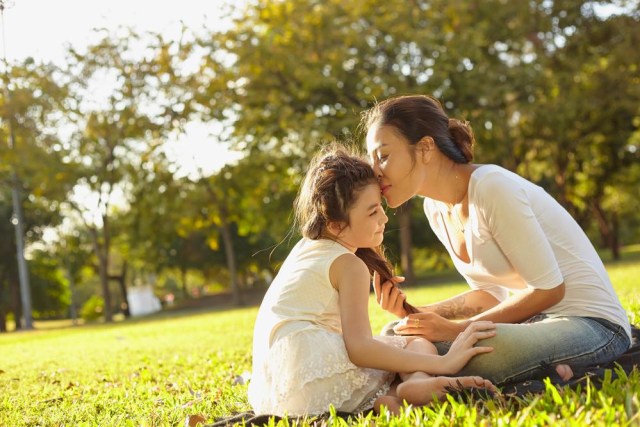 Ilustrasi ibu dan anak perempuan.  Foto: Shutterstock