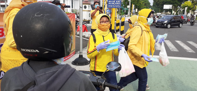 Partai Golkar DIY membagikan masker pada masyarakat. Foto: Erfanto