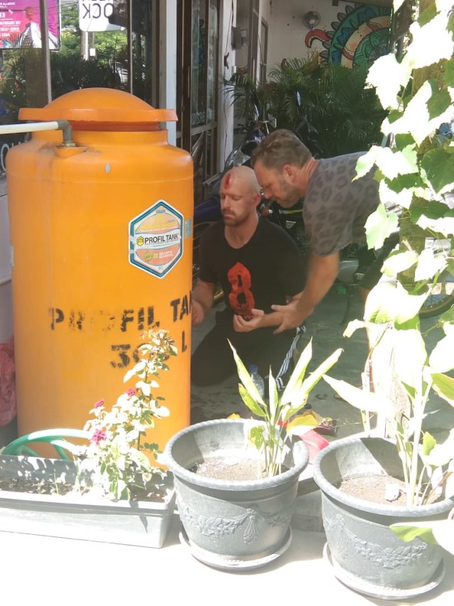 Turis bule setelah diberi paakain dan diamankan dengan bantuan seornag turis lainnya - KAD