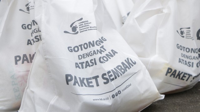 "Sepakat Gotong Royong Atasi Corona, Paket LAZ Chevron Tersalurkan Selama 3 Hari" - LAZ Chevron sepakat membantu kebutuhan pangan kaum dhuafa di zona merah wabah corona Jabodetabek melalui IZI. Dok. IZI
