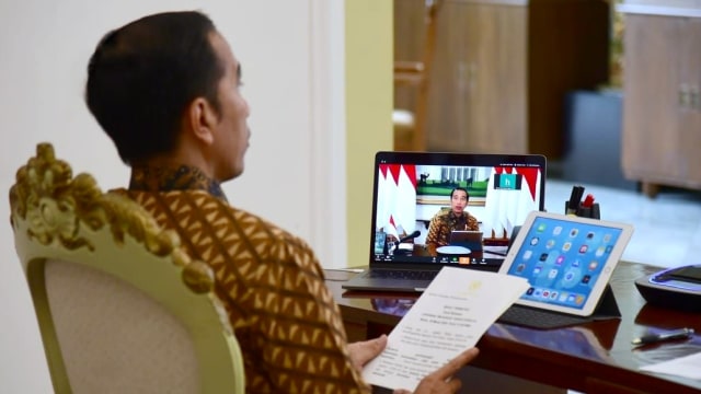 Presiden Joko Widodo memimpin rapat terbatas terkait penanganan corona, melalui telekonferensi bersama jajaran terkait dari Istana Kepresidenan Bogor. Foto: BPMI Setpres/Muchlis Jr