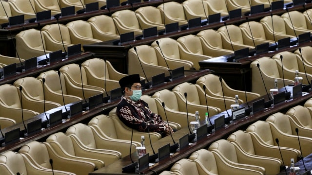 Anggota DPR mengikuti Rapat Paripurna DPR Pembukaan Masa Persidangan III Tahun Sidang 2019-2020 di Kompleks Parlemen, Senayan, Senin (30/3/2020). Foto: ANTARA FOTO/Rivan Awal Lingga