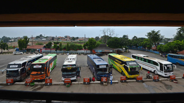 Sejumlah bus terparkir di Terminal Kampung Rambutan, Jakarta, Senin (30/3/2020). Foto: Antara/Aditya Pradana Putra