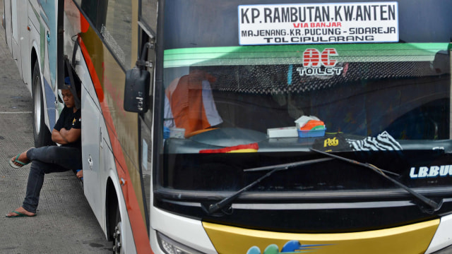 Kru bus menanti calon penumpang di Terminal Kampung Rambutan, Jakarta, Senin (30/3/2020). Foto: Antara/Aditya Pradana Putra