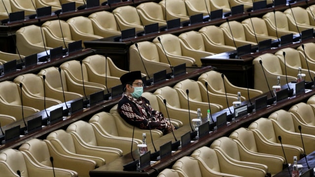 Anggota DPR mengikuti Rapat Paripurna DPR Pembukaan Masa Persidangan III Tahun Sidang 2019-2020 di Kompleks Parlemen, Senayan, Senin (30/3). Foto: ANTARA FOTO/Rivan Awal Lingga