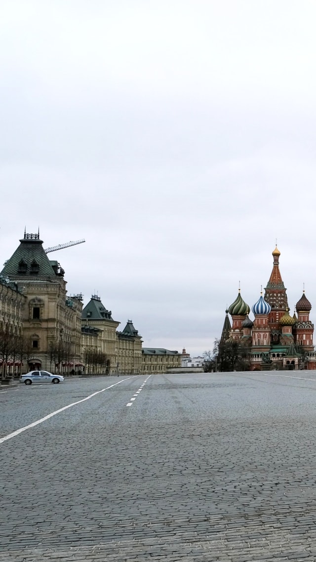 Suasana di Katedral St. Basil terlihat sepi, selama lockdown di Moskow, Rusia, Senin (30/3).
 Foto: REUTERS/Shamil Zhumatov