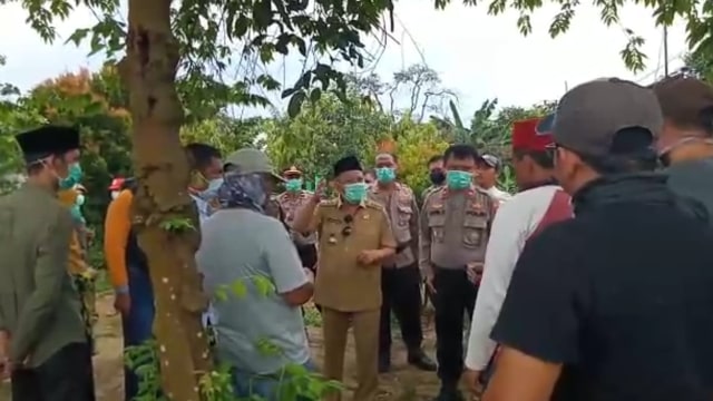 Jenazah warga positif corona ditolak di Kampung Tonjong, Bogor. Foto: kumparan