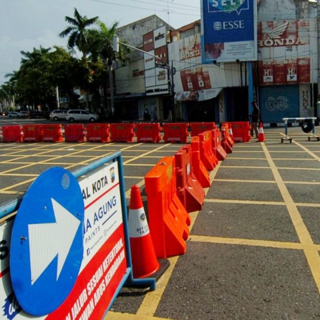 Sejumlah pembatas dipasang untuk menutup jalan ke arah Alun-alun Kota Tegal, Jawa Tengah. Foto: ANTARA FOTO/Oky Lukmansyah