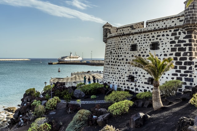 Sebuah kapal melewati Kastil San Jose in Arrecife di Lanzarote Foto: Shutter Stock