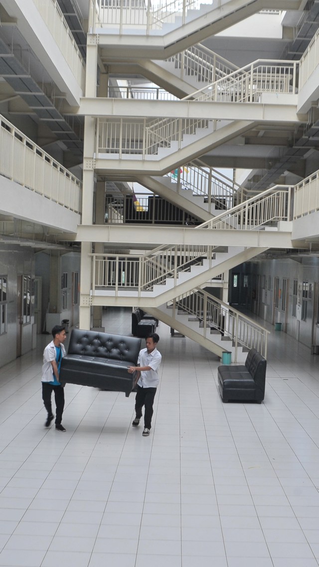 Petugas mempersiapkan tempat penampungan ODP terkait virus corona di Wisma Atlet Jakabaring Palembang, Sumatera Selatan, Senin (30/3/2020). Foto: Antara/Feny Selly