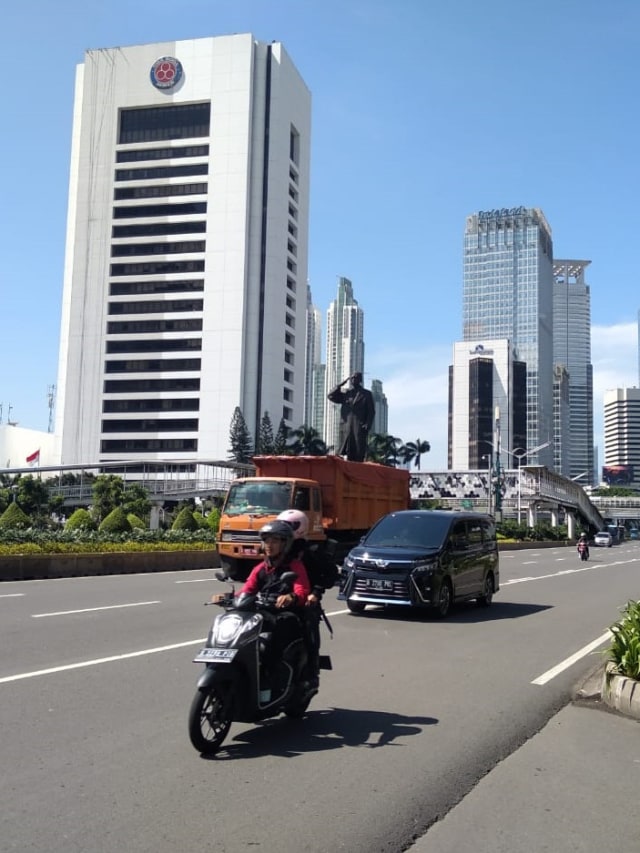 Sejumlah pengendara melintasi jalan Sudirman, Jakarta, Selasa (31/3). Foto: Dok. Suhada/pembaca kumparan