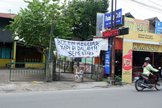 Sejumlah kampung di DIY menerapkan lockdown karena kasus COVID-19. Foto: Arfiansyah Panji/kumparan