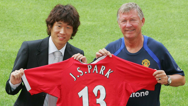 Park Ji-sung berpose bersama Sir Alex Ferguson saat diresmikan jadi pemain Man United. Foto: Manchester United